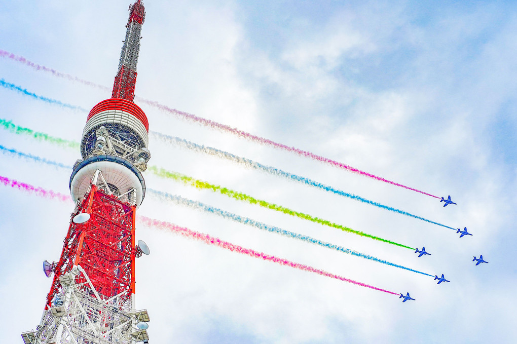 ブルーインパルス展示飛行と東京タワー