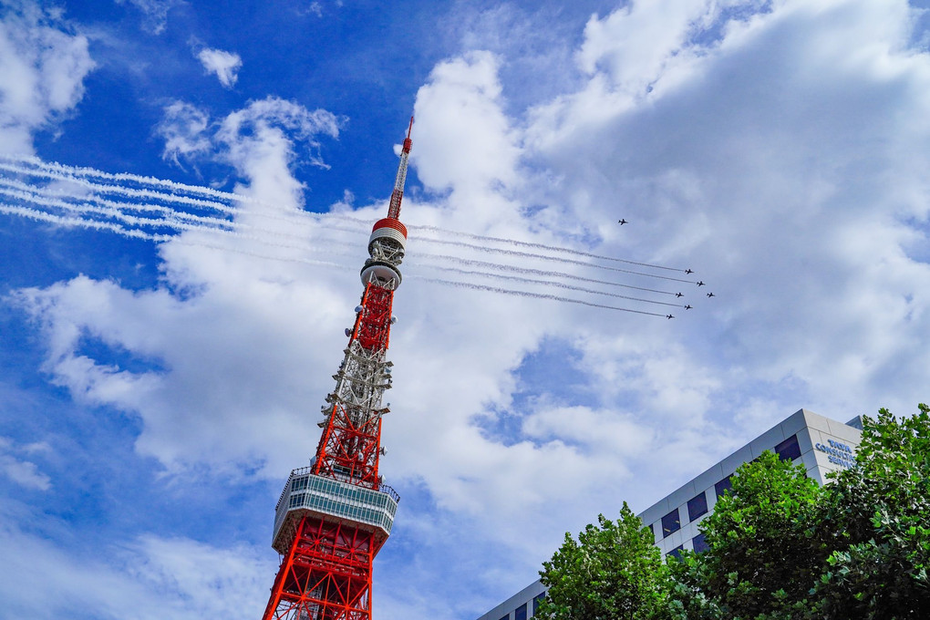 ブルーインパルス展示飛行と東京タワー