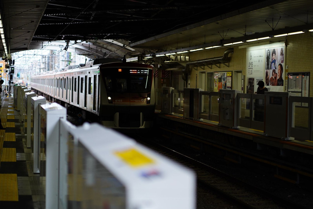 東急電鉄6000系が自由が丘駅に入線。
