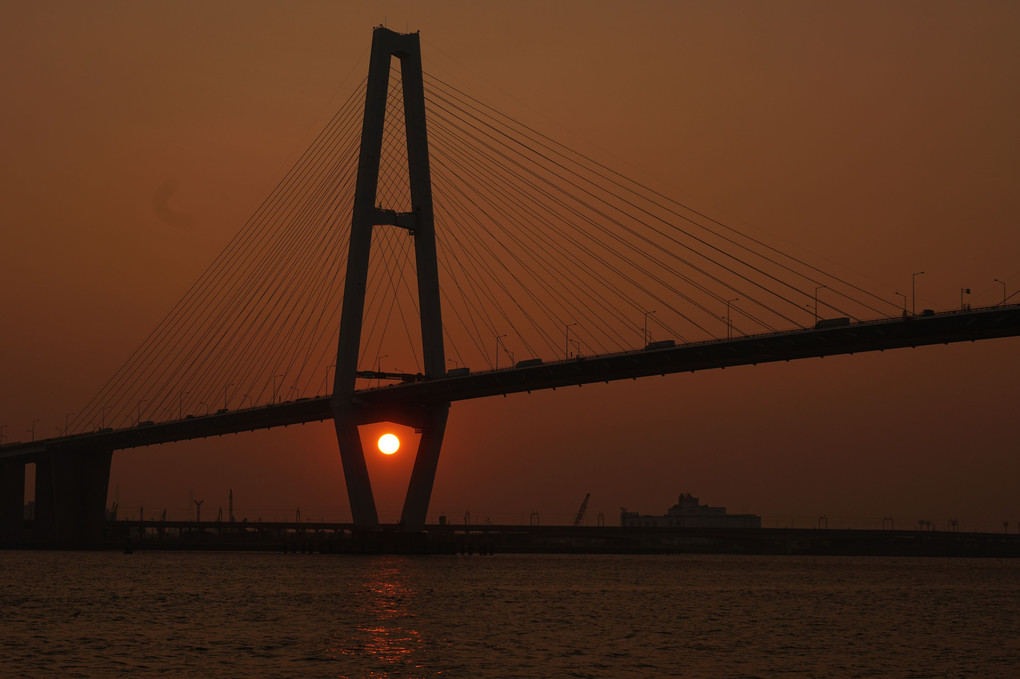 橋脚に沈む夕日（名港トリトン）