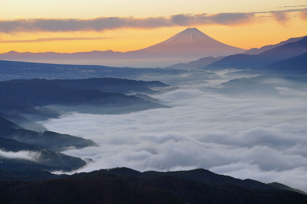 赤富士と雲海の諏訪盆地