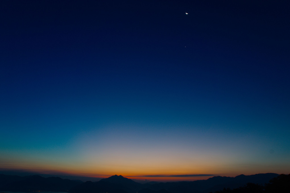 夏の夜明け