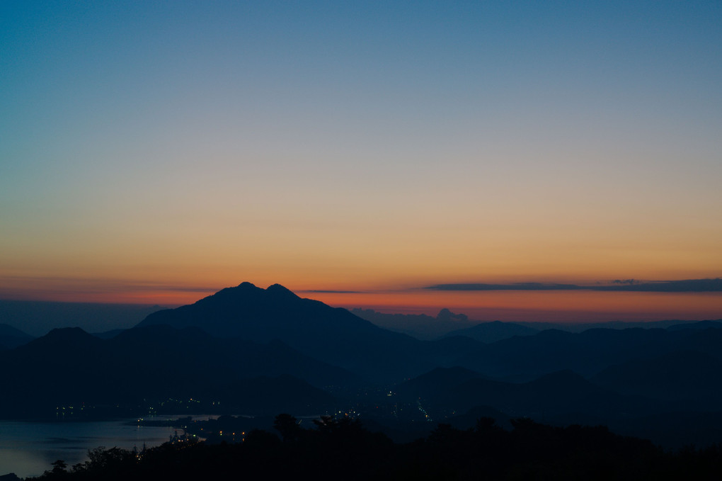 夏の夜明け