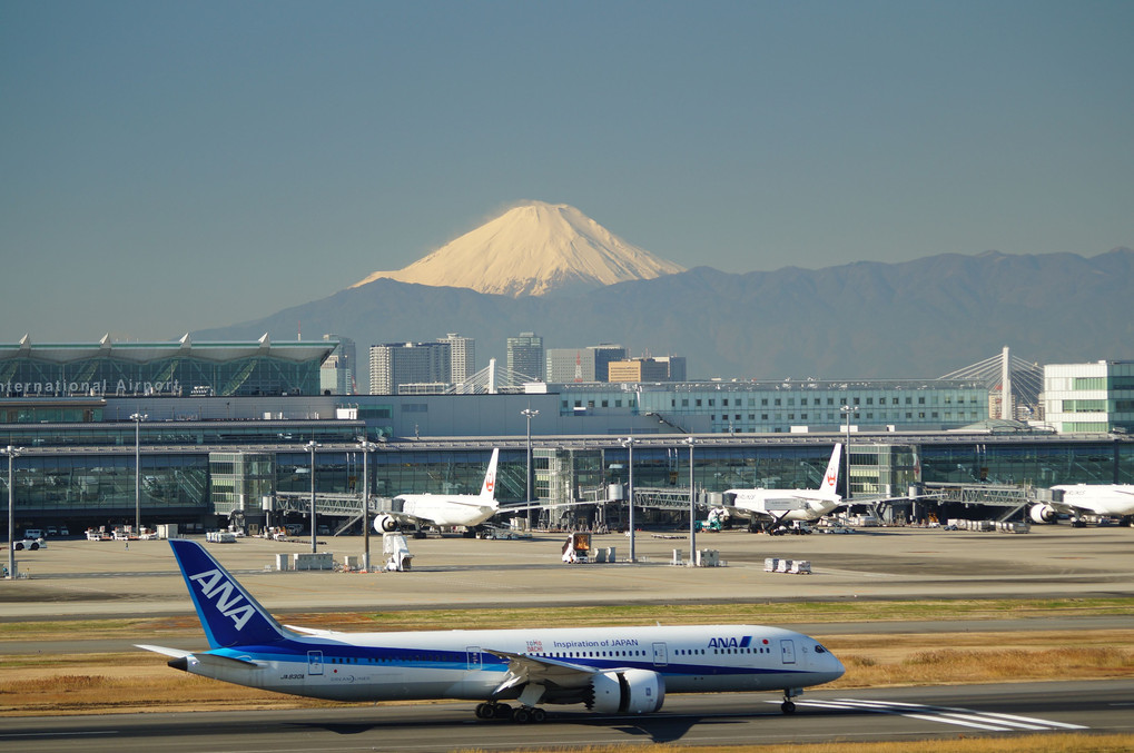 羽田ターミナルからみた富士山とANAのコラボ