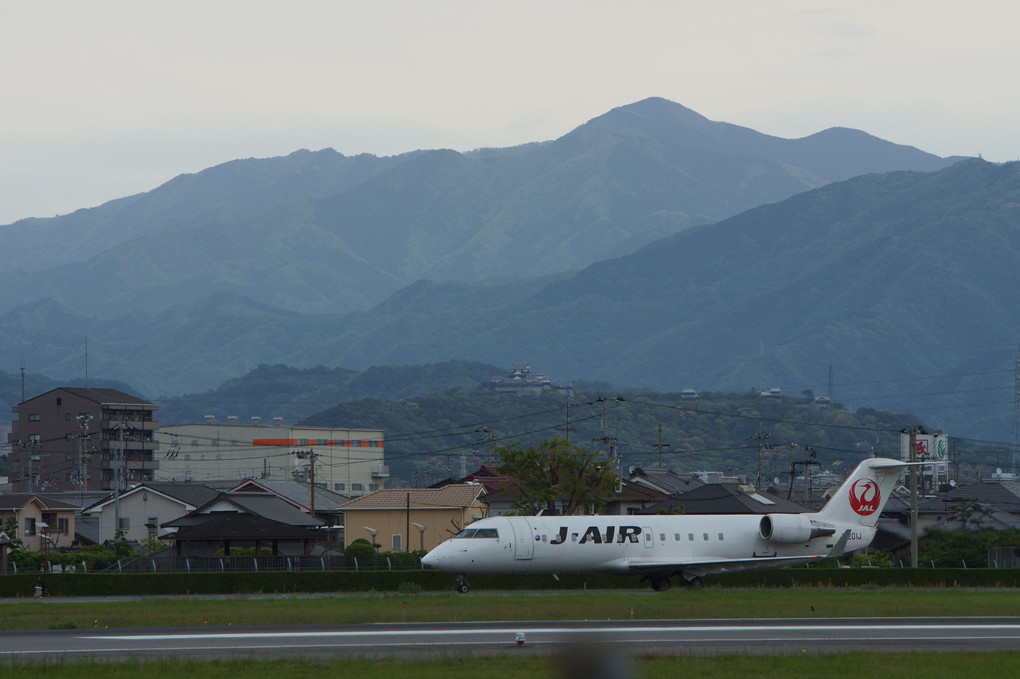 飛行機と松山城
