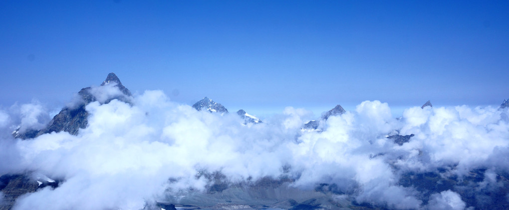 雲間から覗く ヨーロッパ アルプス山脈