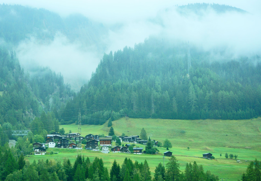 霧の風景（スイス フルカの小さな集落）