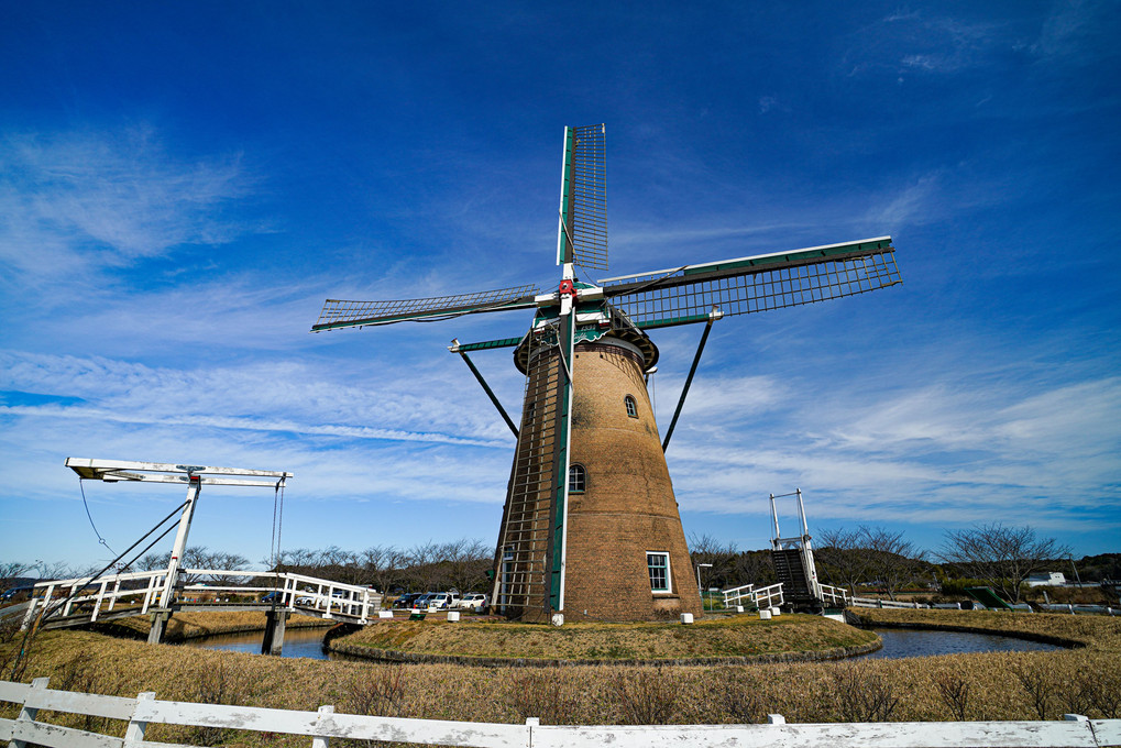 春を待つオランダ風車