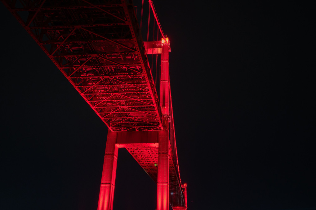 真っ赤な吊り橋
