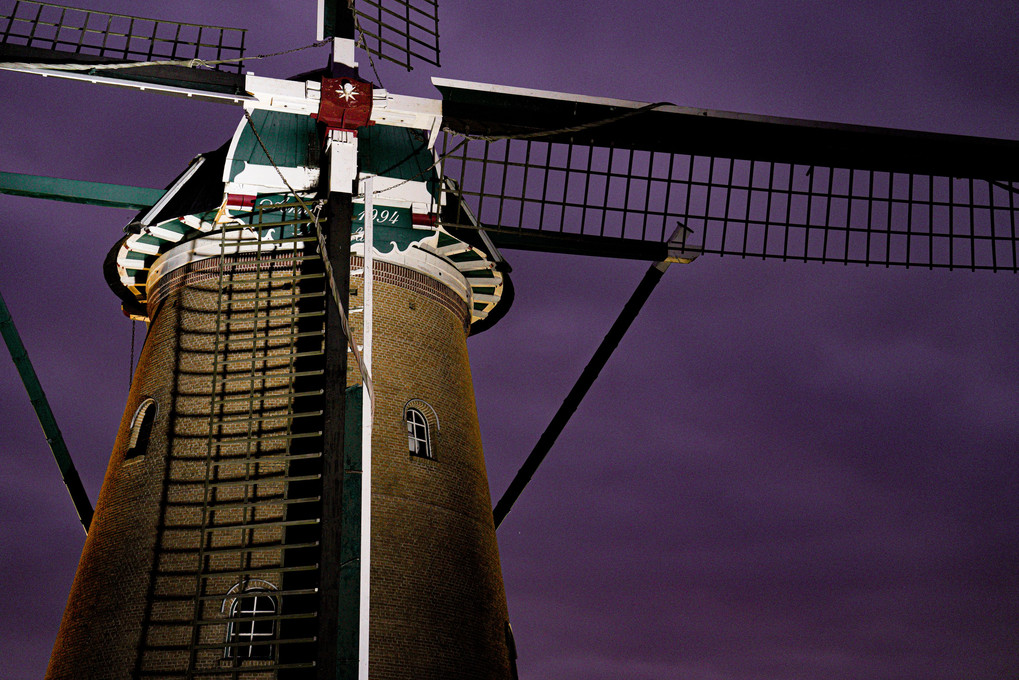オランダ風車近影