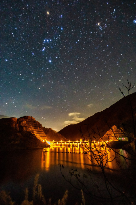 みずがき湖（塩川ダム）からのオリオン座&カシオペア座と夜の紅葉