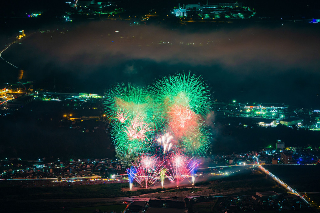 甘利山から見る韮崎市の夜景と花火（武田の里にらさき 花火大会）