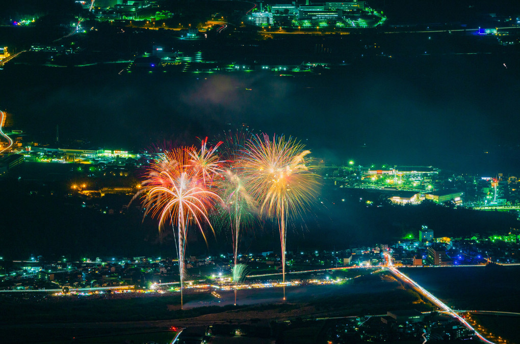 甘利山から見る韮崎市の夜景と花火（武田の里にらさき 花火大会）