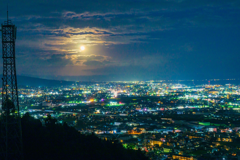 富士市の夜景と月（岩本山公園）