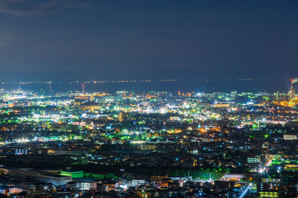 富士市の夜景と月（岩本山公園）