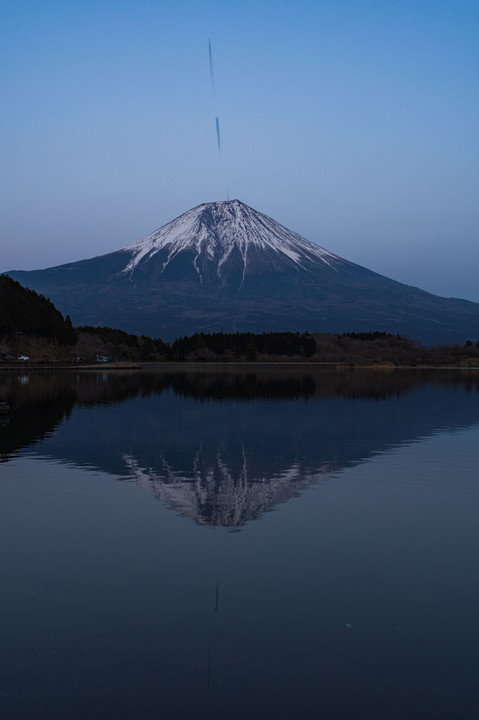 夕暮れ時の富士とその後の飛行機雲（田貫湖）