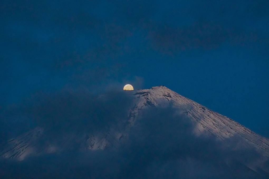 雲間から覗くパール富士
