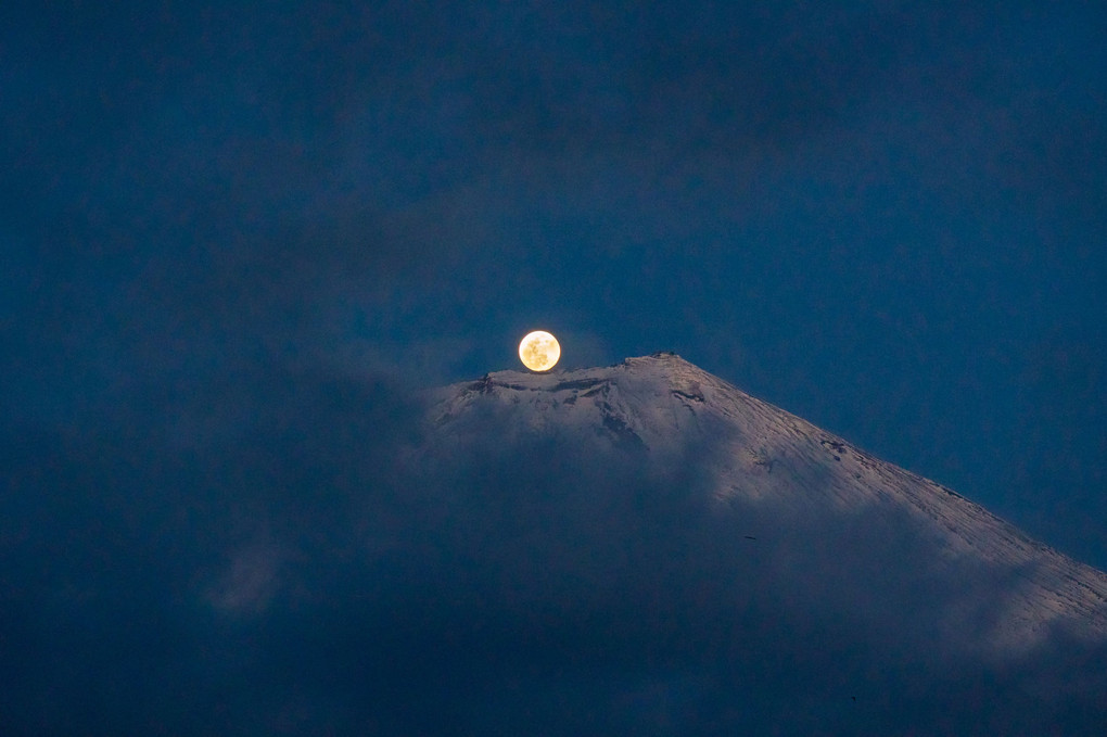 雲間から覗くパール富士