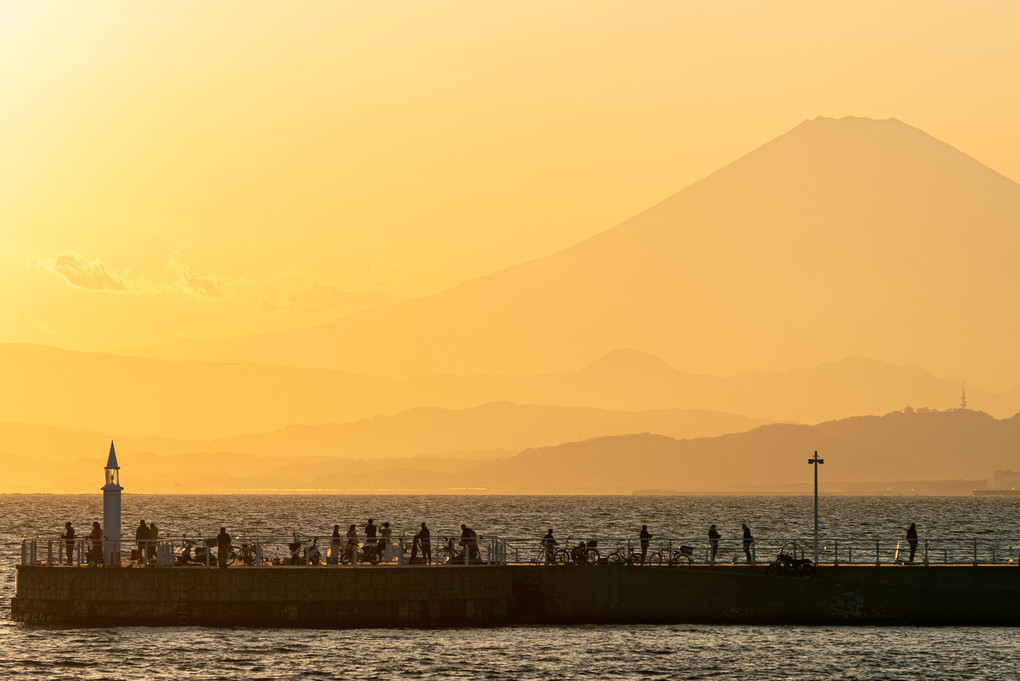 夕陽に霞む富士