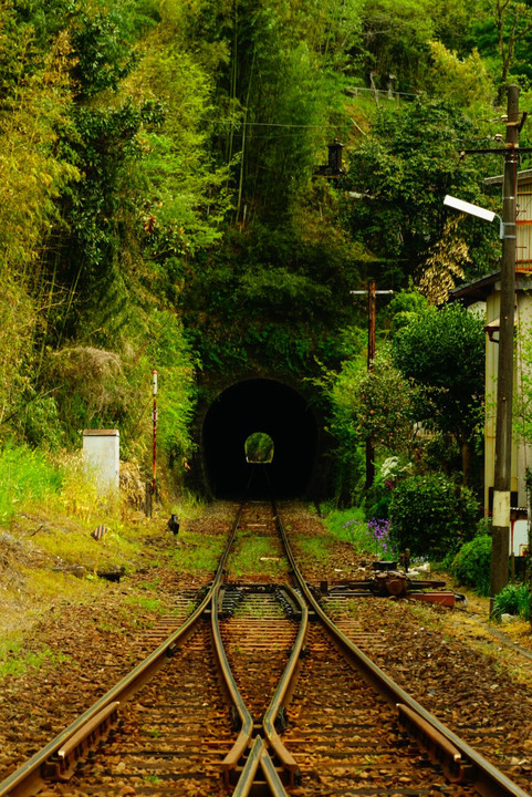 トンネルと線路