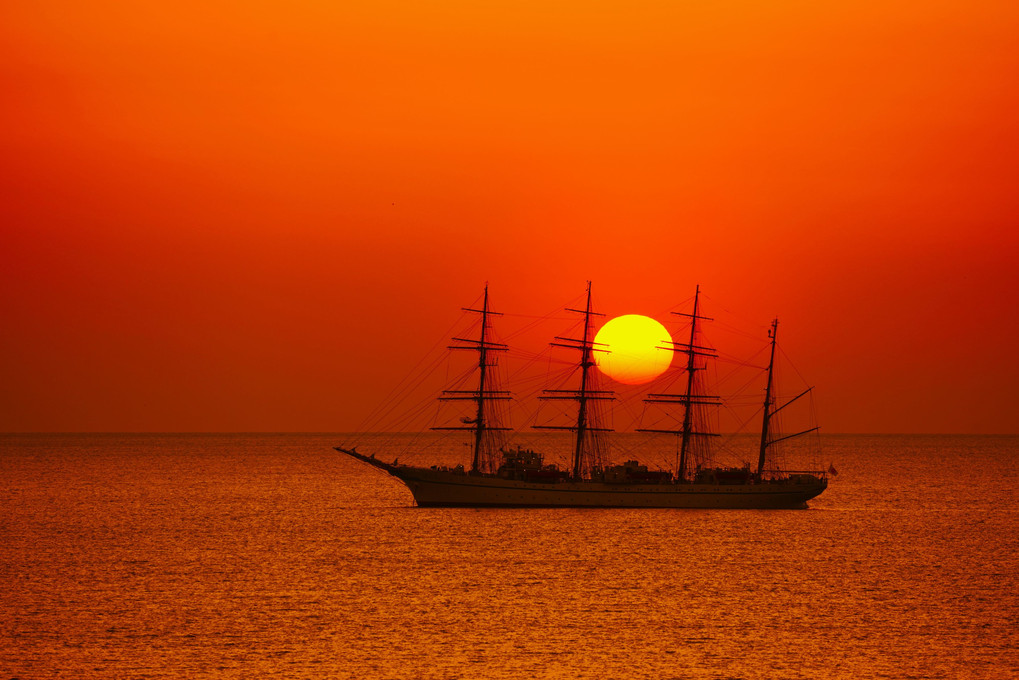 太陽を抱えた帆船
