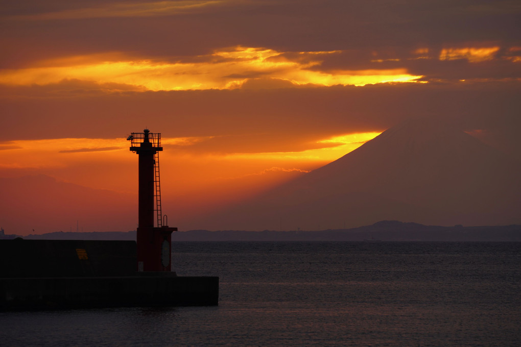 富士山のシルエットと灯台のある夕景