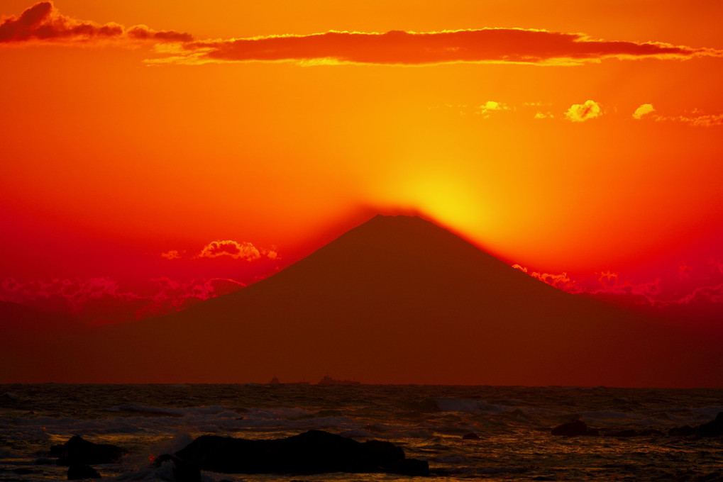 荒海と影富士の富士