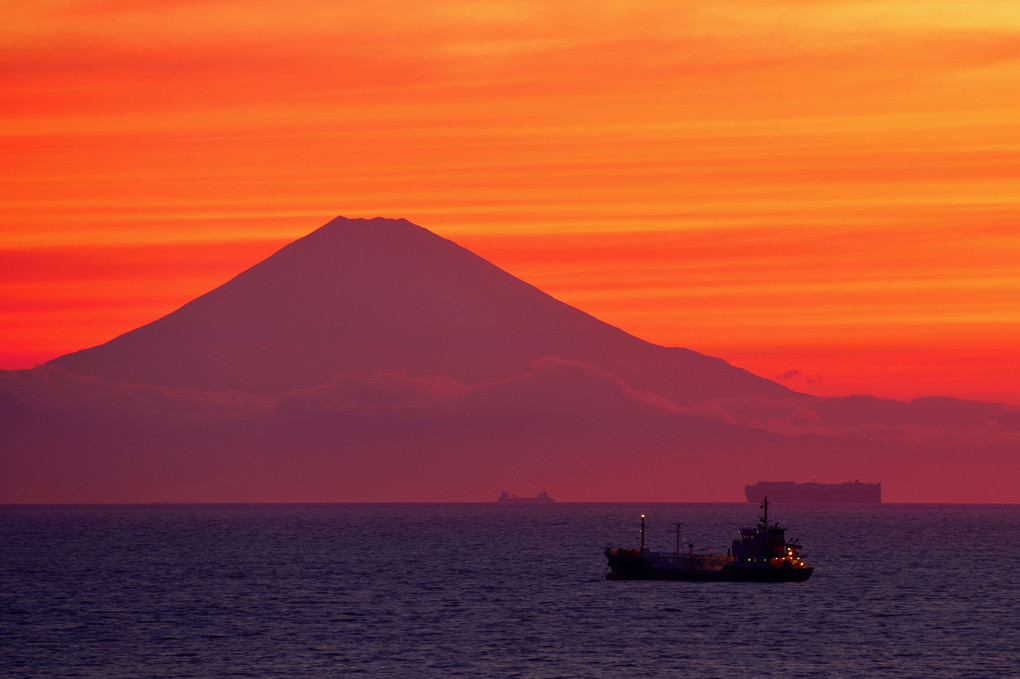 線状雲と富士山のある夕景