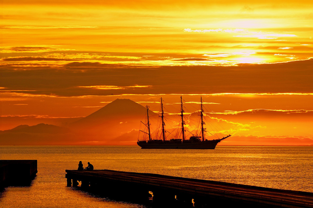 富士山と帆船と、夕日を待ちながら・・