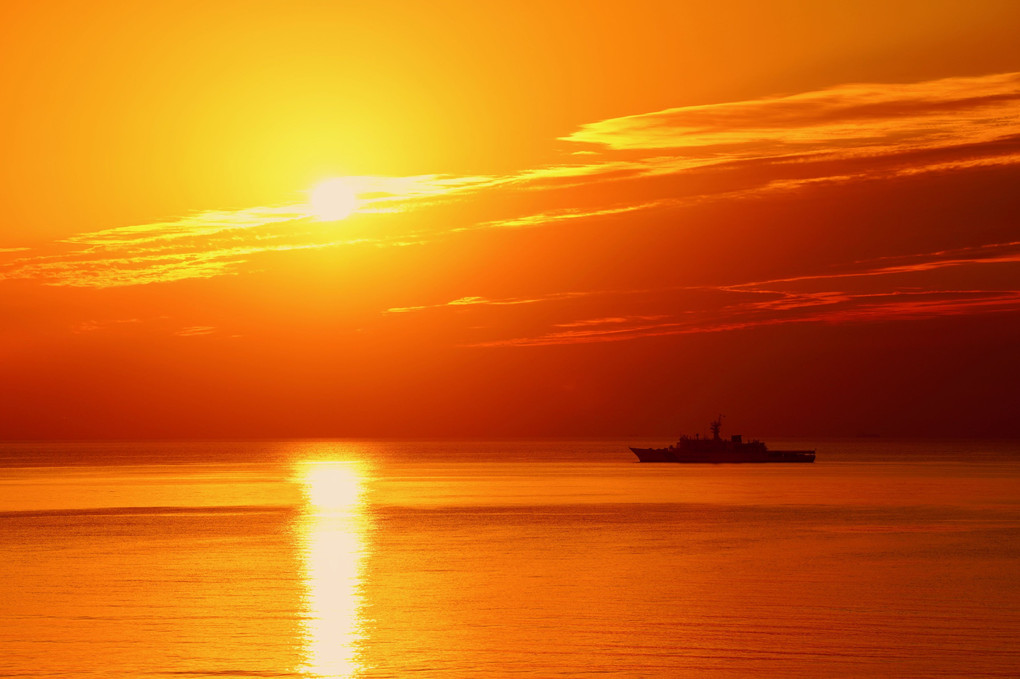 雲の隙間からの夕陽と船