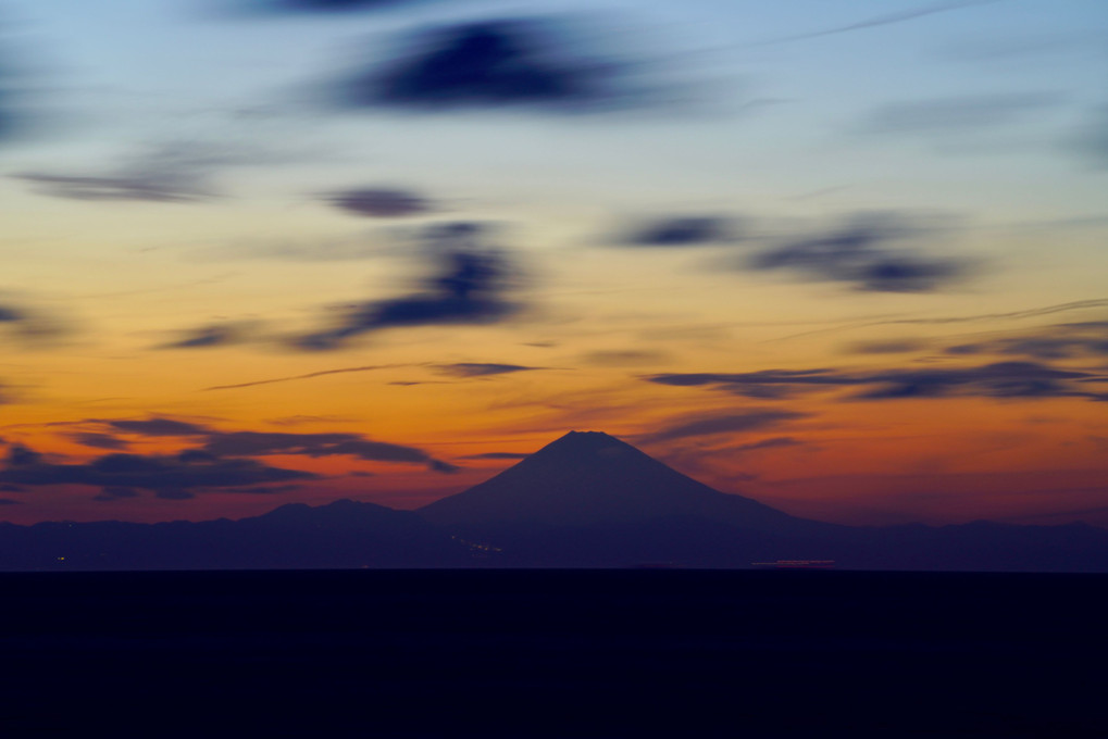 風に吹かれる雲と富士山
