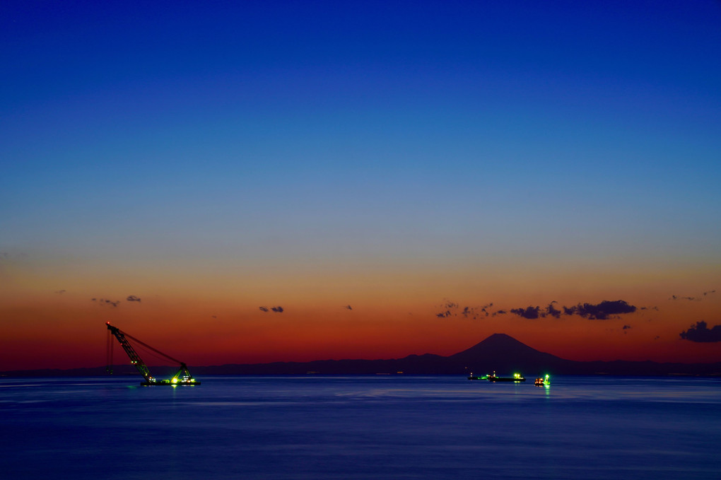 作業船と富士山のある夕景