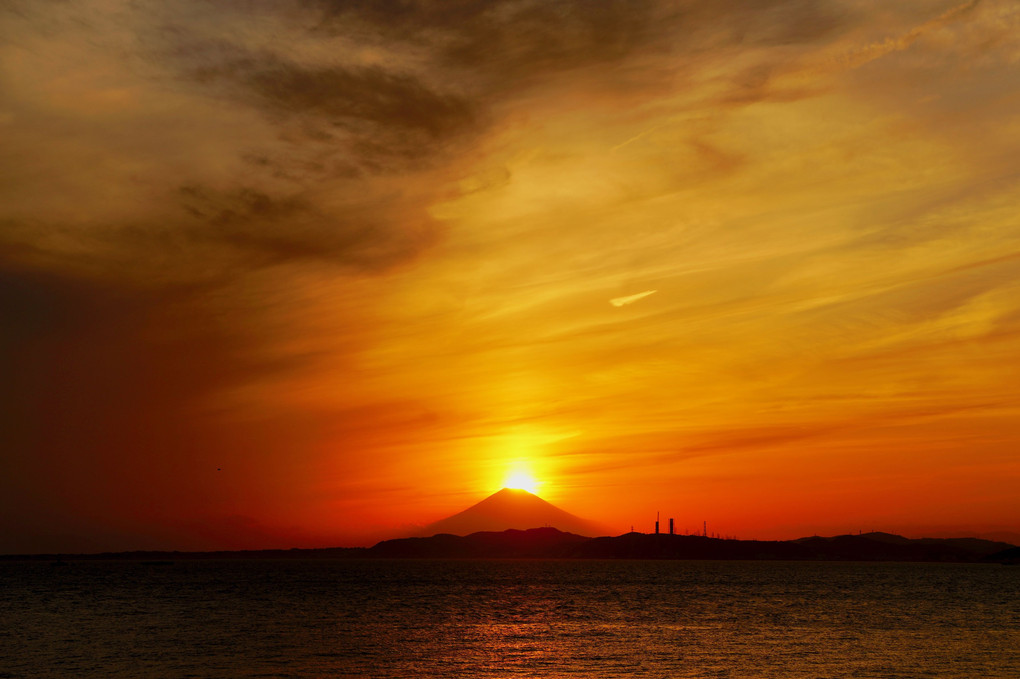 雲に包まれた夕空、富士山頂に沈む・・