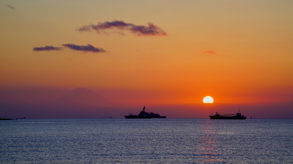 富士山と自衛艦、夕陽とガット船