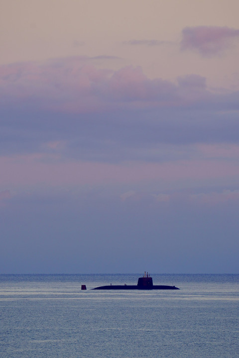 夜明けの海に潜水艦♪