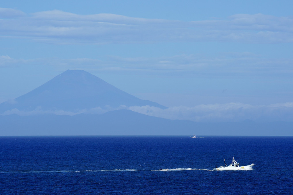 疾走する漁船と富士