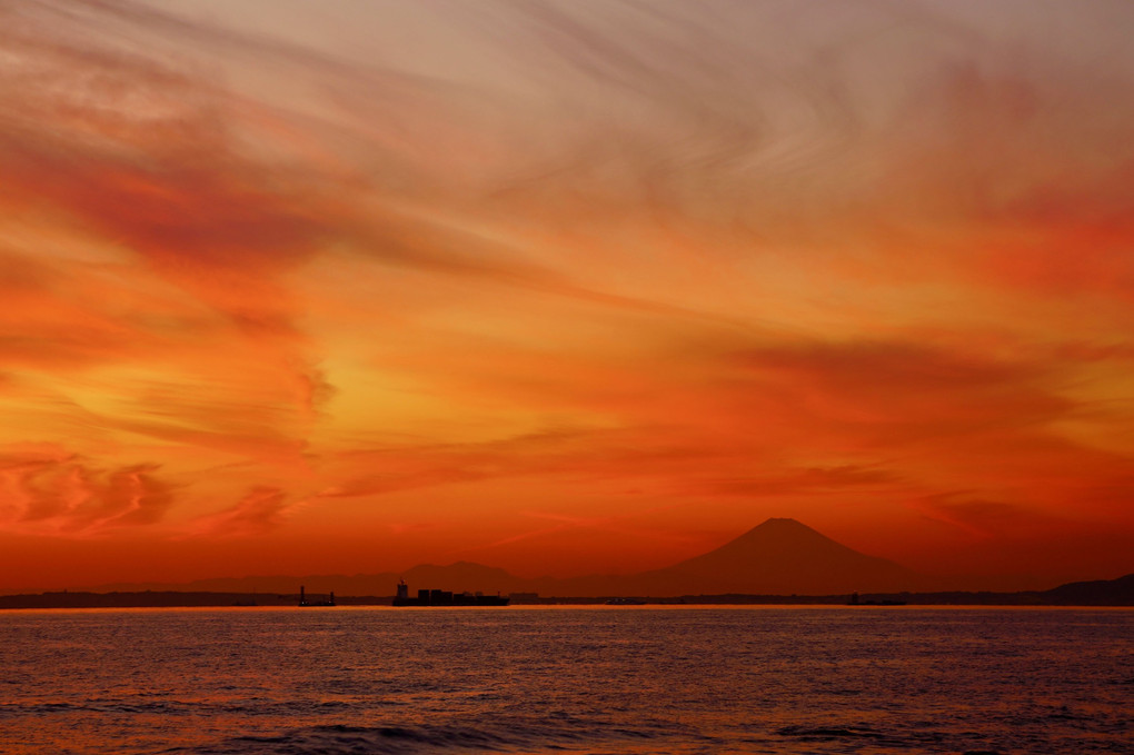 すじ雲と富士山のある夕景