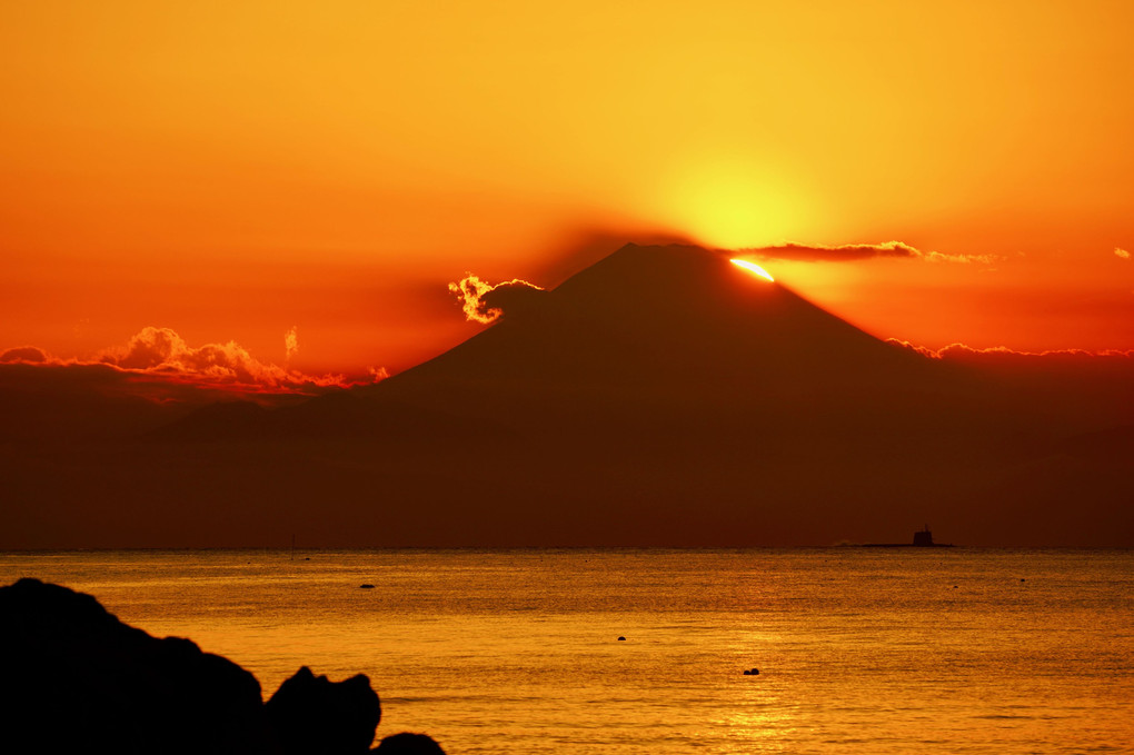 影富士と潜水艦のある夕景