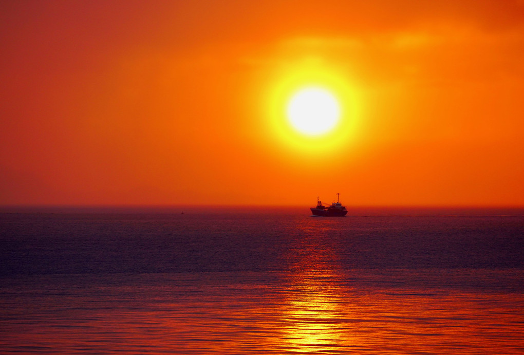 霧に浮かぶ夕陽と船・・