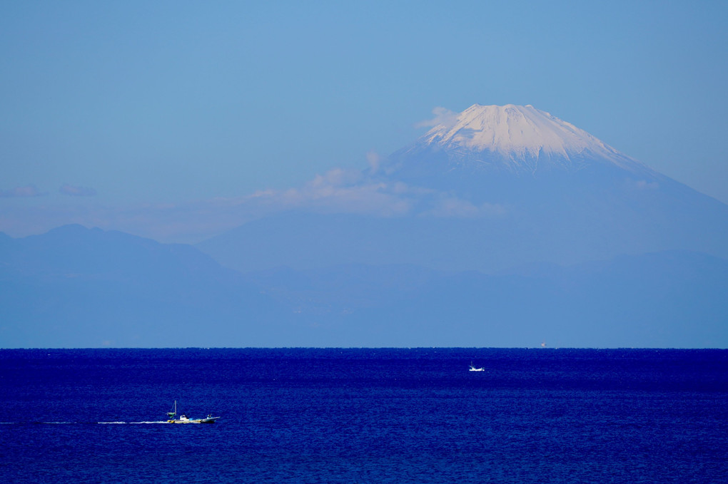 秋晴れの富士山と漁船