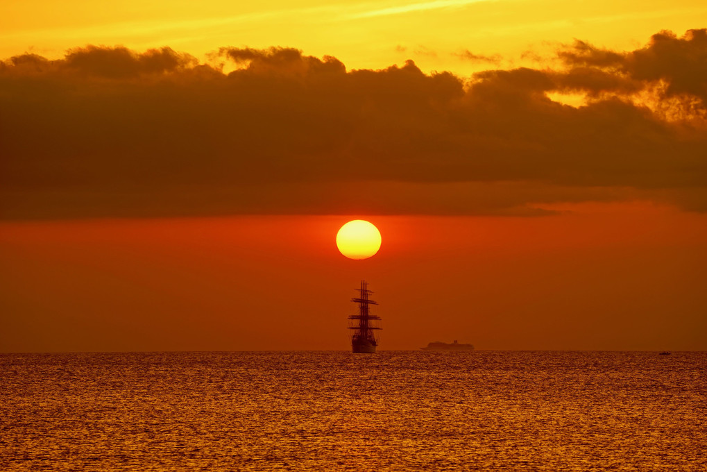 帆船と夕陽