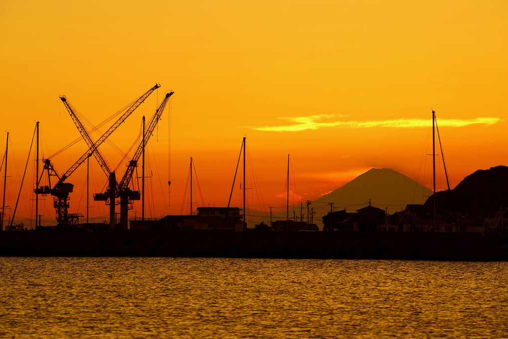 夕暮れの港、富士