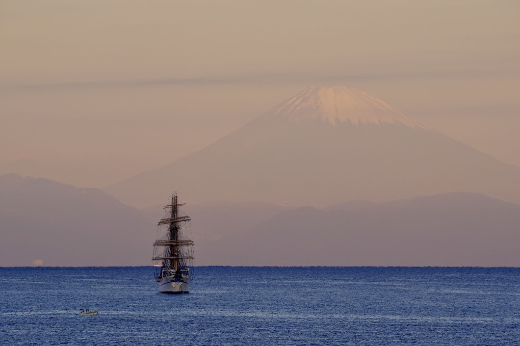 クリーム色のベールに包まれた富士山と日本丸