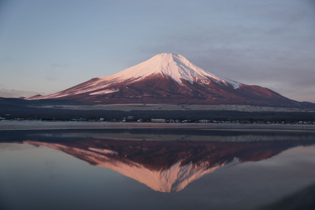 朝焼けの富士山と蔵王の樹氷