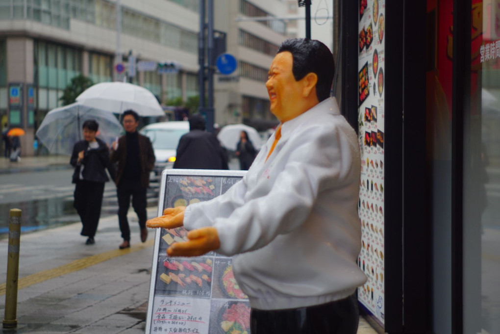 おやおや雨だ。客足が落ちるなあ。