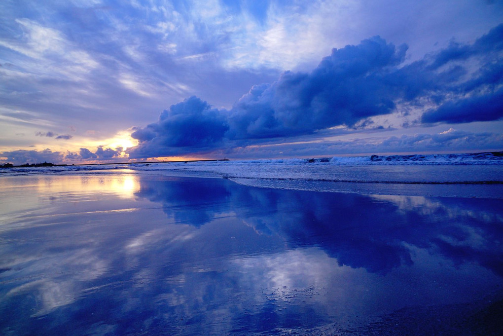 砂丘海岸に浮かぶ「鏡の世界」