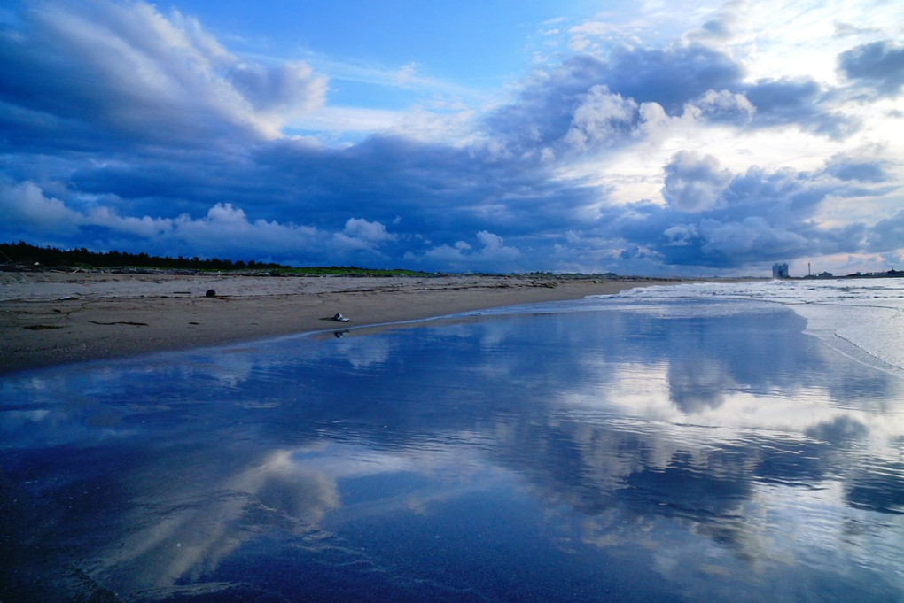 砂丘海岸に浮かぶ「鏡の世界」