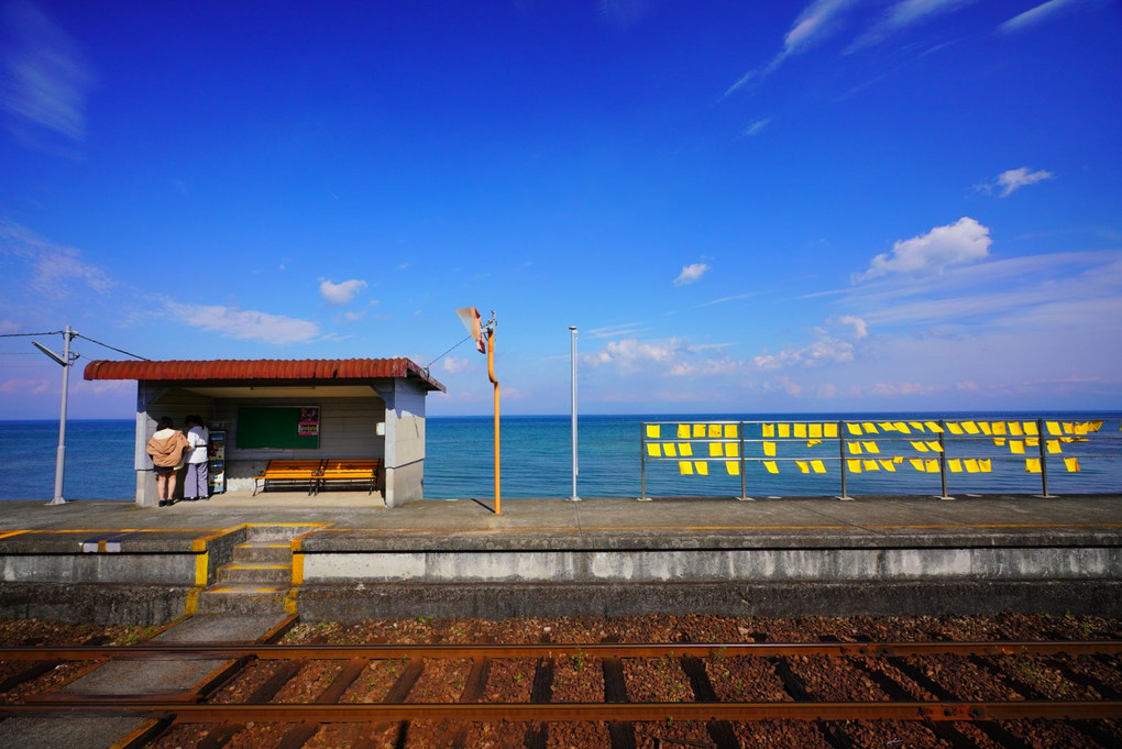 黄色ハンカチと海の見える駅