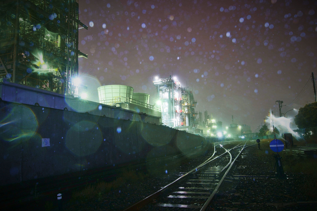 雨の工場夜景-１