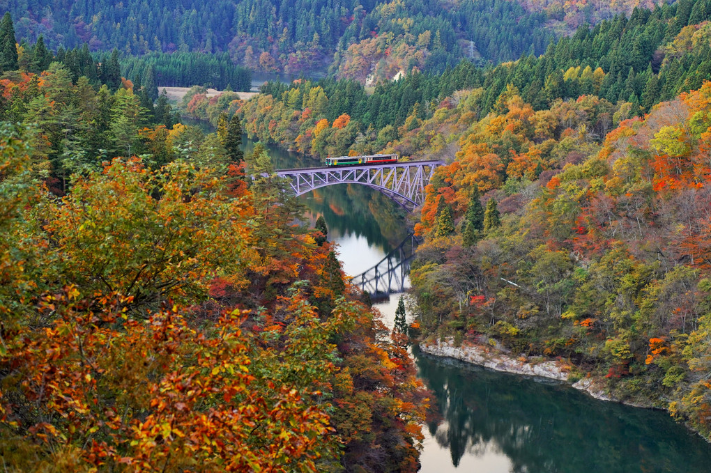 秋色の只見川第一橋梁